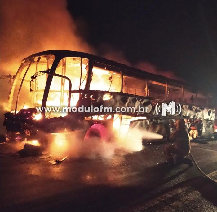 Ônibus pega fogo após pneu estourar em Brejo Bonito