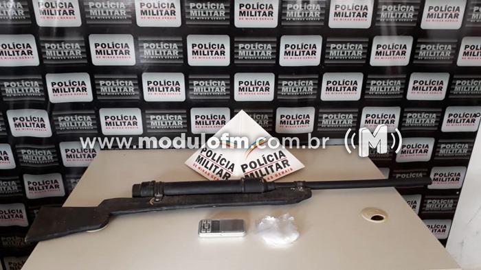 PM prende autor por posse de réplica de arma de fogo