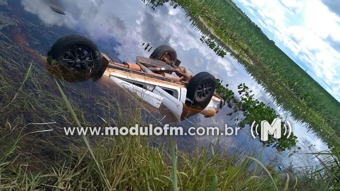 Veículo capota, cai em represa e dois ocupantes morrem