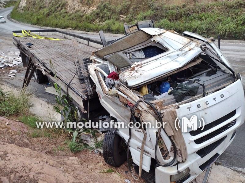 Caminhão perde freio e bate em barranco na BR-146 em Serra do Salitre
