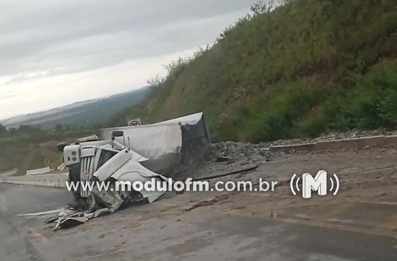 Caminhão tomba próximo à curva da morte e motorista ferido é socorrido