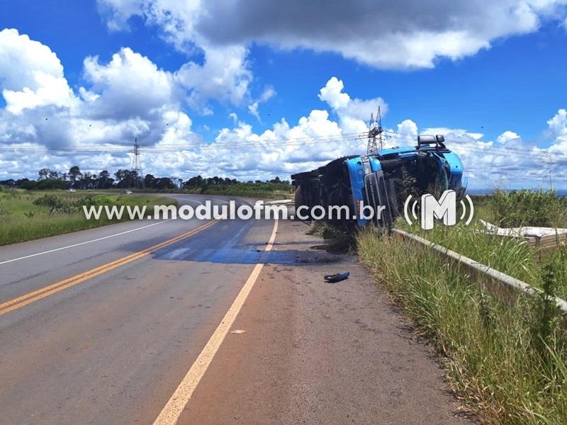 Carreta carregada com MDF tomba na BR-146 em Serra do Salitre