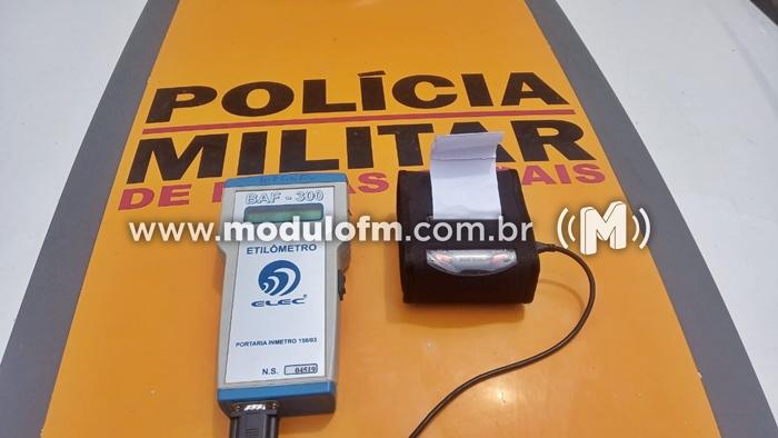Homem conduzindo caminhão é preso por embriaguez