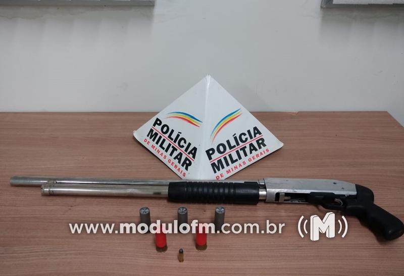 Homem é preso com espingarda de grosso calibre e munições em veículo