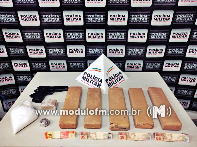 Mãe e filho são presos com drogas em residência no bairro São Vicente