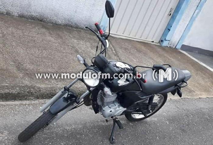 Moto é levada por criminoso na Rua Coronel Rabelo no centro da cidade