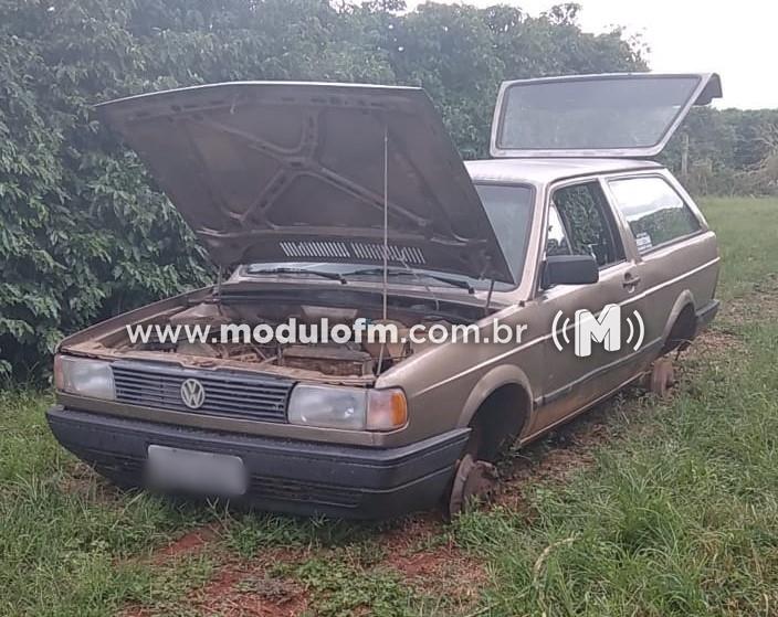 Veículo furtado é encontrado abandonado em lavoura de café