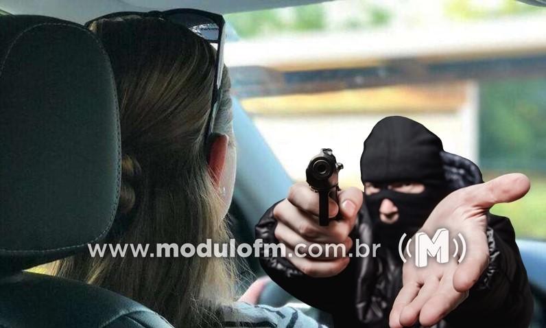 Advogada é assaltada ao tentar entrar em garagem de casa em Monte Carmelo