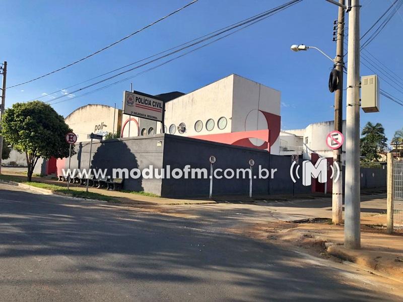 Caminhão é apreendido durante vistoria na delegacia da Polícia Civil por suspeita de adulteração no motor