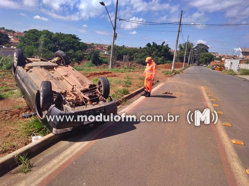 Carro perde freio, capota e motorista sai ileso