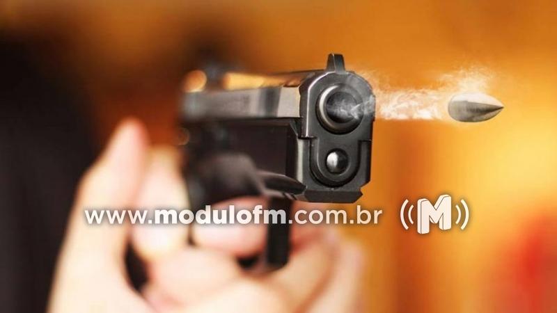 Criminosos armados invadem casa de carnes e atiram para assaltar