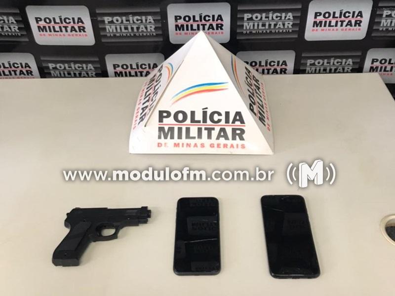Dupla de criminosos em bicicleta arranca celulares de jovem e acaba detida