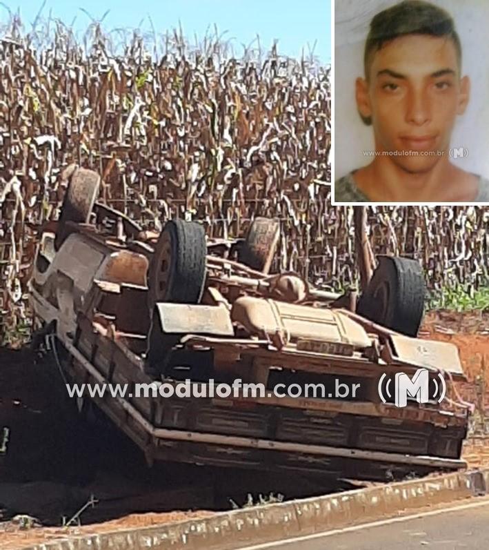 Jovem morre e outro fica ferido após caminhonete capotar em Romaria