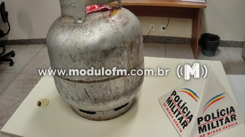 Mulher com diversas passagens é presa por furto de botijão