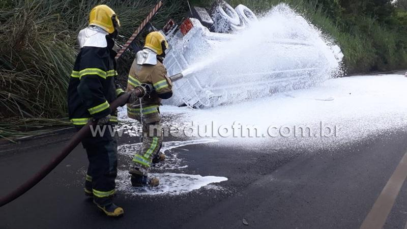 Risco de explosão: Caminhão com placas de Patrocínio carregado de combustível tomba e interdita BR-365