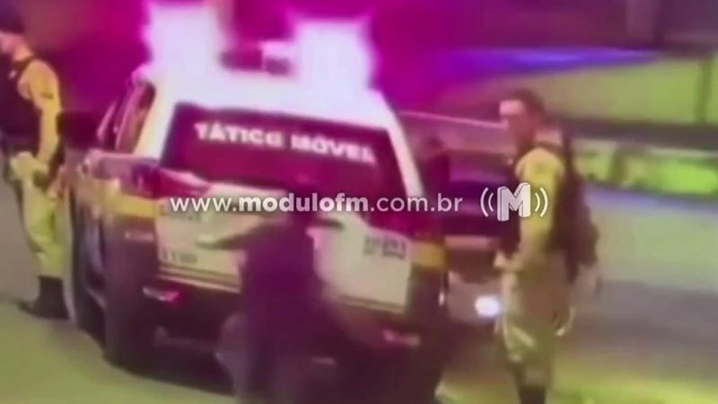 Veja o vídeo: Homem arremessa pedra contra vidro de viatura da PM e acaba preso em Patrocínio