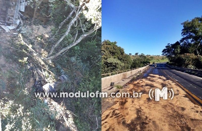 Caminhão cai da ponte na BR-452 entre Perdizes e Araxá e motorista fica ferido