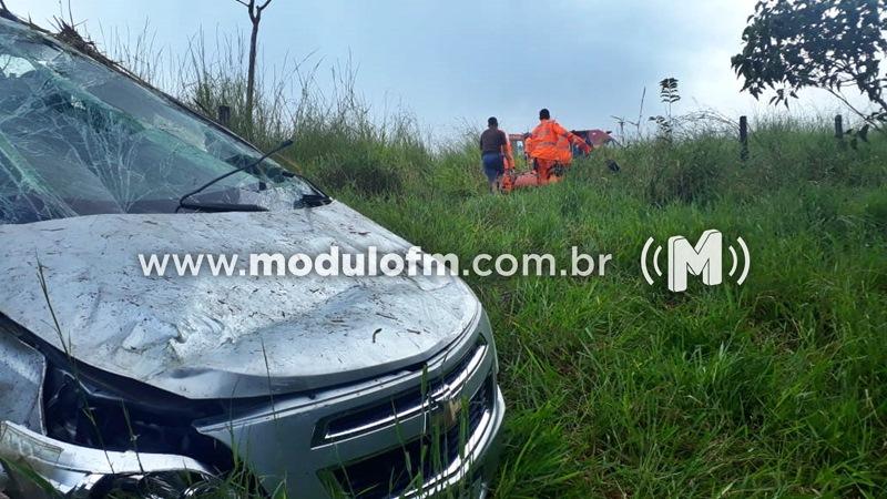 Carro cai em ribanceira e cinco pessoas ficam feridas na MGC-462