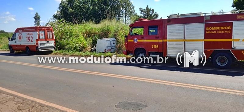 Homem fica preso às ferragens após batida frontal entre...