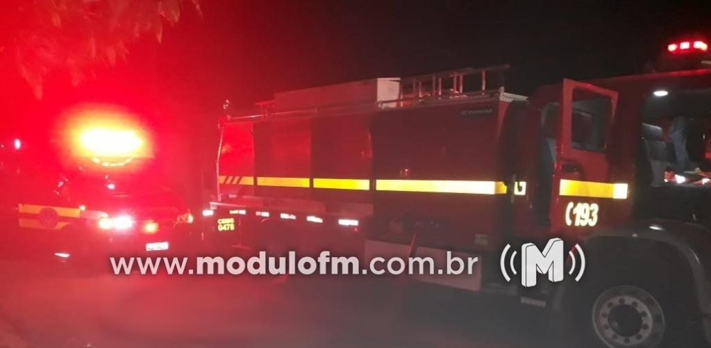 Motorista possivelmente embriagado invade pista contrária, bate em dois veículos e capota na BR-365