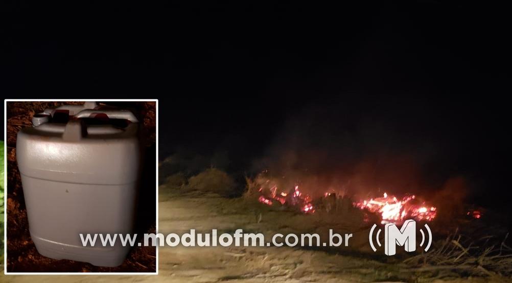 Veja o vídeo: Bombeiros se “desdobram” para conter incêndio possivelmente provocado por pessoas sem consciência em Patrocínio