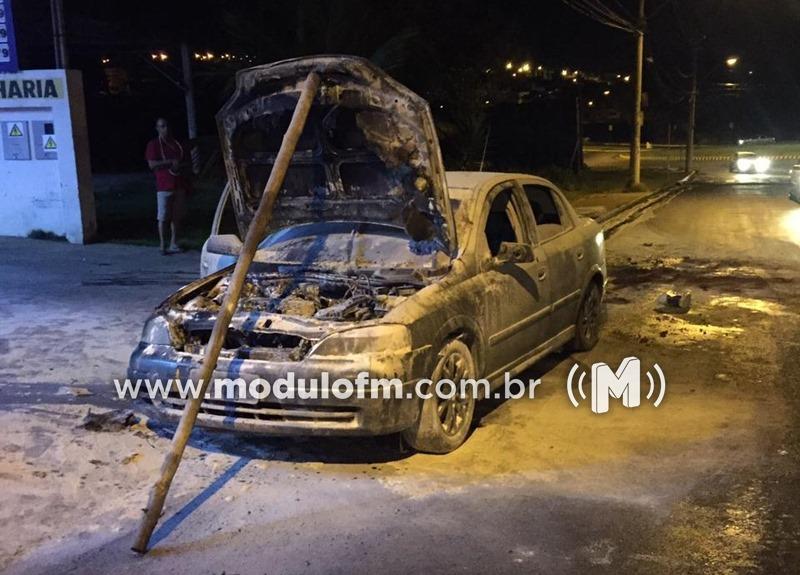 Veja o vídeo: Veículo pega fogo ao tentar entrar em posto de combustível em Patrocínio