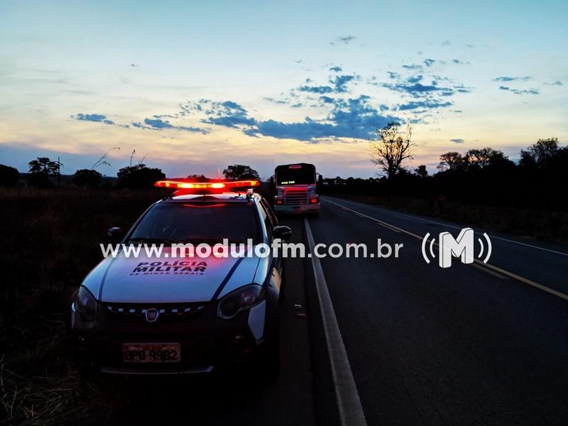 Viatura da PM cai em buraco na BR-365 e militares prendem homem com drogas