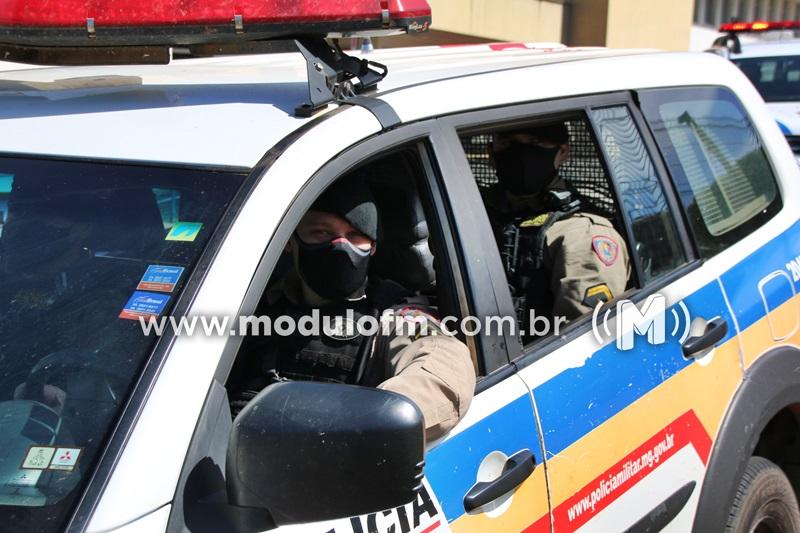 Homem é preso após tentar esconder droga