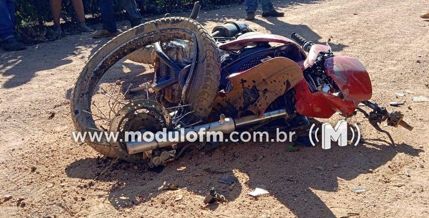 Motociclista de 19 anos sofre ferimentos graves após colidir com veículo em área rural