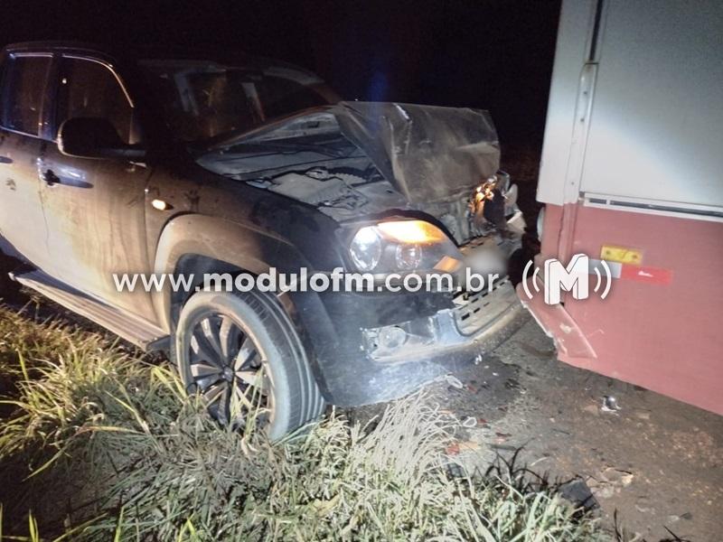 Motorista escapa ileso após bater em ônibus parado na MGC-462