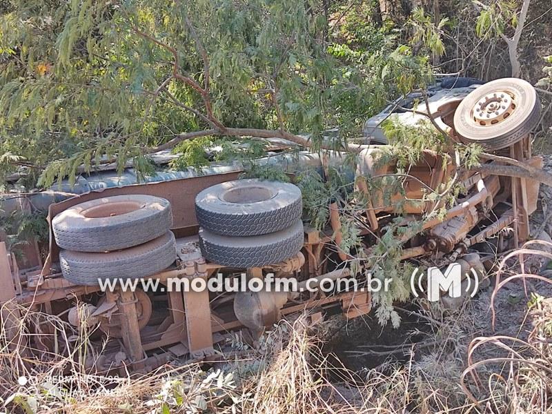 Caminhão tomba e cai em ribanceira após apresentar problemas mecânicos na MG-188