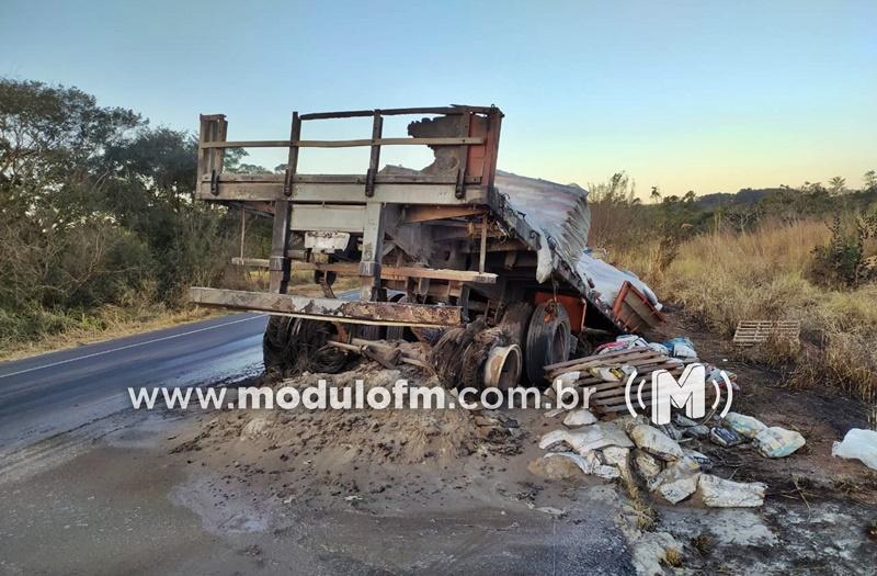 Carreta pega fogo na BR-365