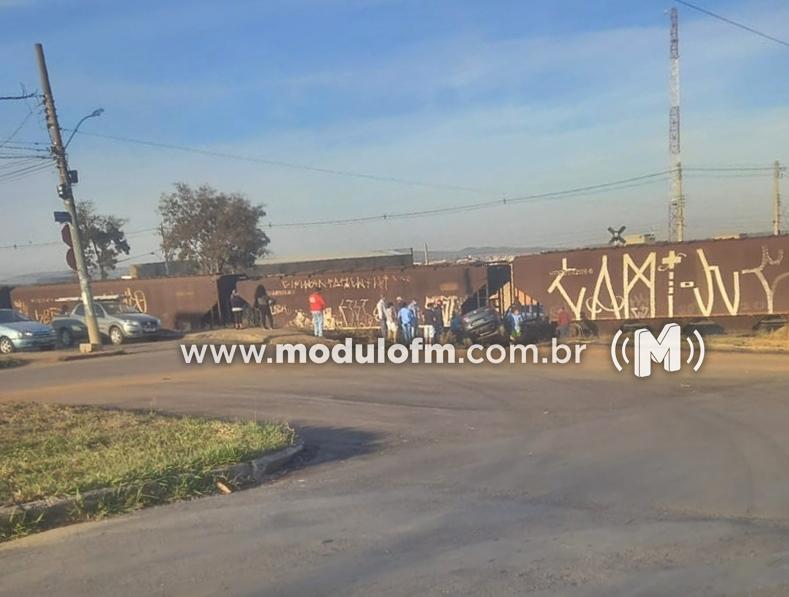 Carro é atingido por trem em passagem de nível em Patrocínio