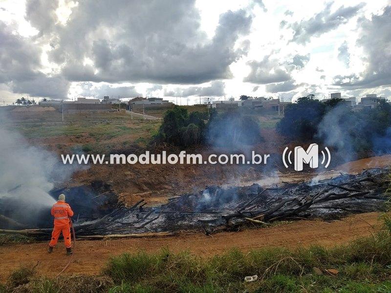 Corpo de Bombeiros combatem incêndio em restos de bambu em obras de avenida