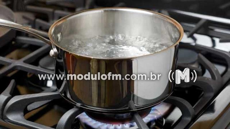 Duas mulheres ficam feridas após mulher jogar panela de água quente