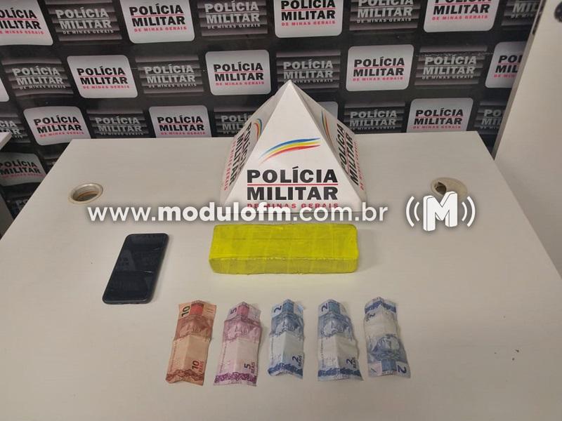 Homem é preso com barra de maconha em ônibus que chegava em Patrocínio