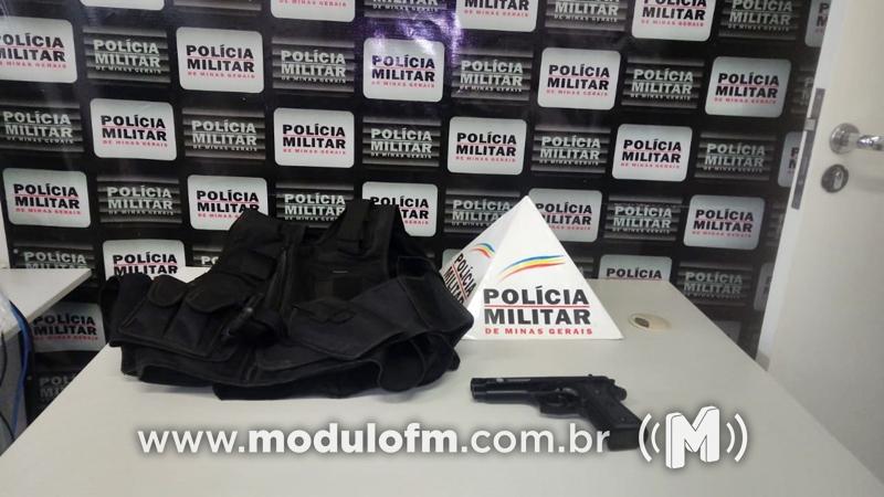 Homem faz ameaça com réplica de arma e acaba preso