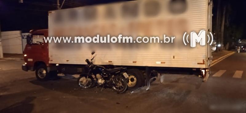 Motociclista fica ferido após colisão com caminhão em Patrocínio