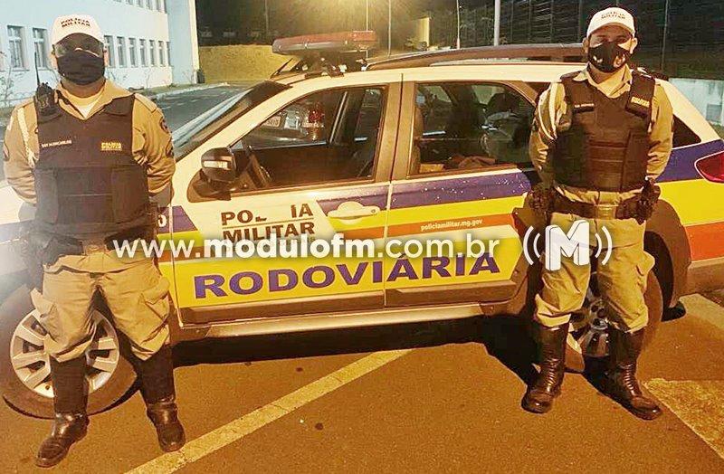 Mulher com sintomas de embriaguez e com criança no veículo é presa após tentar fugir da Polícia