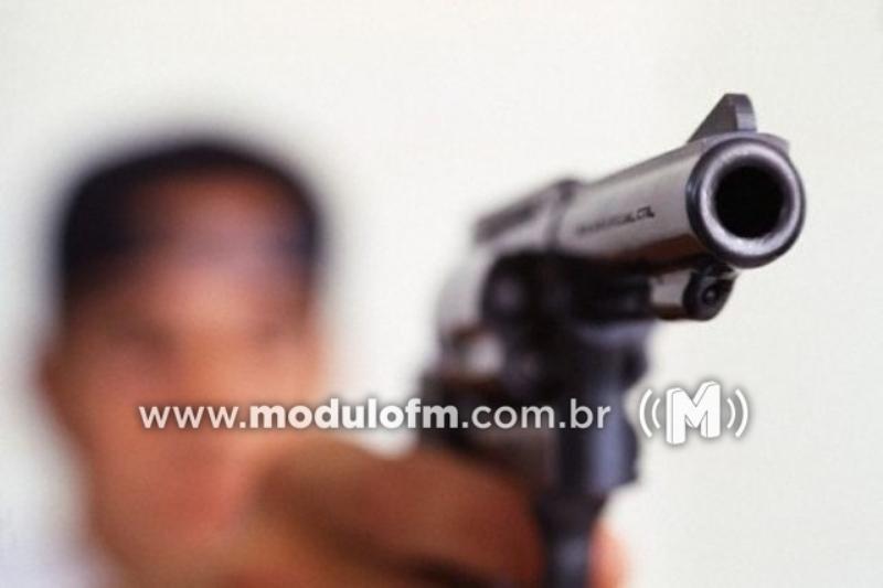 Veículo com carga avaliada em R$ 200 mil e com R$ 80 mil em dinheiro é tomado de assalto durante abastecimento em posto de combustível em Patrocínio