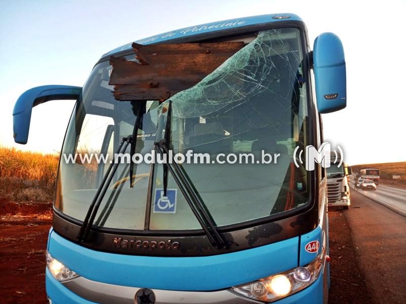 Acidente envolvendo ônibus com pacientes de câncer de Patrocínio deixa uma pessoa ferida na rodovia SP-425