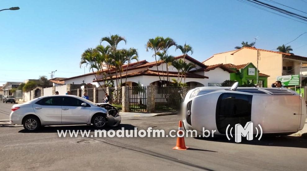 Carro tomba após colisão e ocupantes saem ilesos