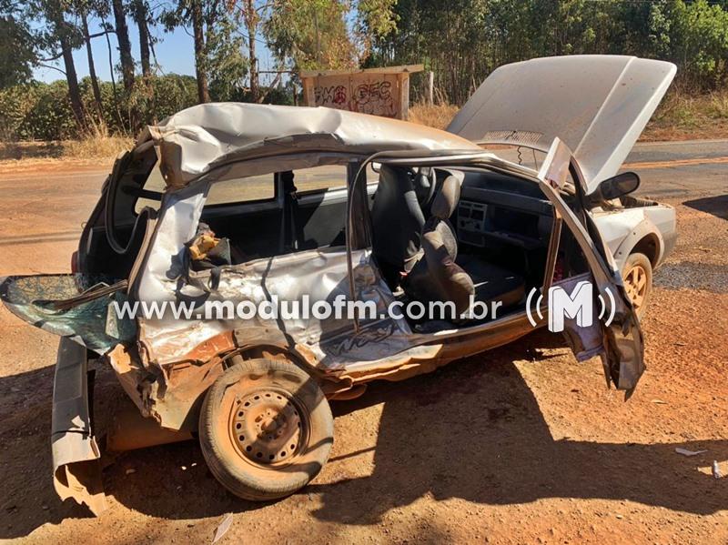 Duas pessoas ficam feridas em colisão entre dois carros e um caminhão na MG-188