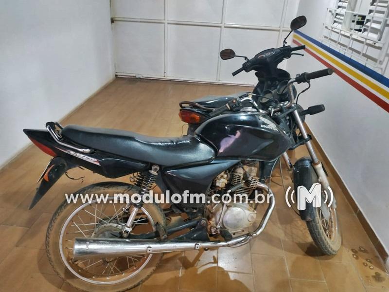 Homem é preso acusado de adulterar placa de motocicleta