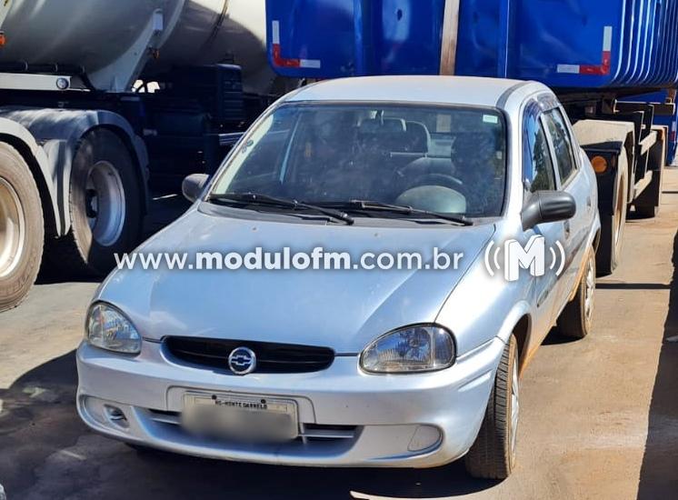 Homem é preso em Salitre de Minas após tentar fugir com carro furtado