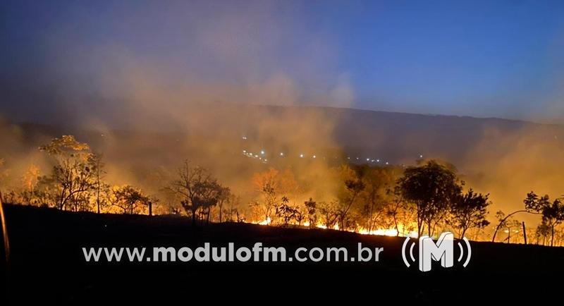 Incêndio de grandes proporções atinge 200 hectares nas proximidades da represa de Nova Ponte e homem de 62 anos é preso
