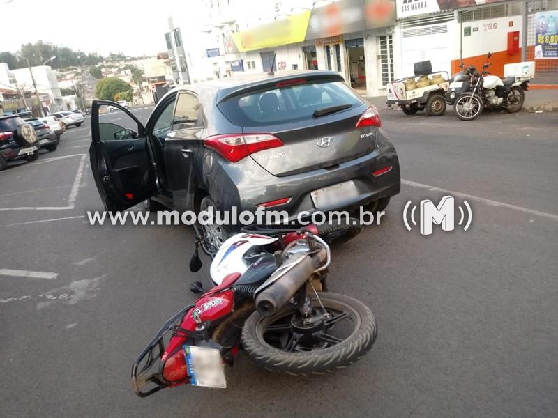 Motociclista fica ferido após colidir na traseira de veículo