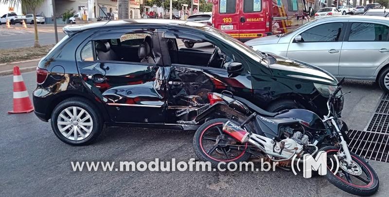 Motociclista fica ferido após colisão entra carro e moto