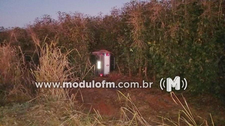 Motorista perde controle, capota carro e sai ileso