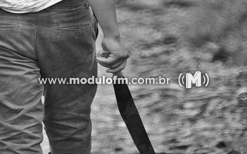 Armado com facão, cliente de bar ameaça proprietário em Macaúbas de Baixo